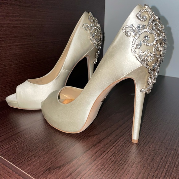 Badgley Mischka Kiara Crystal back Open Toe Pump. Size 8.5  beautiful pump - Picture 6 of 7